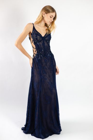 Vestido azul en encaje chantilly con pedrería