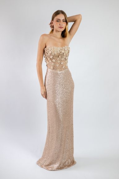 Vestido dorado beige, de lentejuelas con flores en relieve.